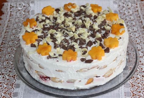 Zasnežená zimná torta s ovocím a škoricou