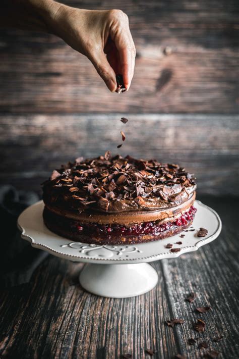 Detail čokoládovej torty s orechovou obručou