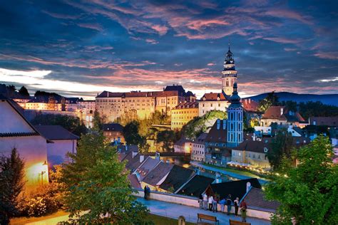 Zimný pohľad na Český Krumlov s osvetleným zámkom a historickým centrom