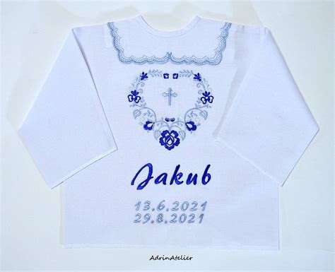 Detail výšivky na detskej košieľke na krst s menom a dátumom