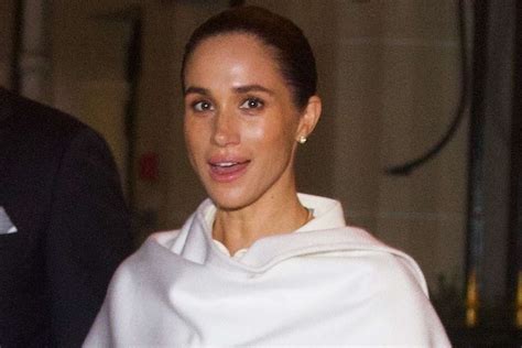 Meghan Markle v svadobných šatách s tiarou Queen Mary