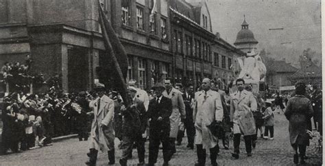 Prvomájový sprievod bratislavskými ulicami v roku 1946.