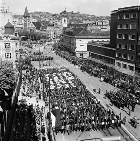 Prvomájové oslavy v Trenčíne v roku 1953.