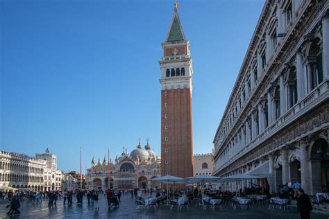 historické námestie svätého Marka v Benátkach počas karnevalu