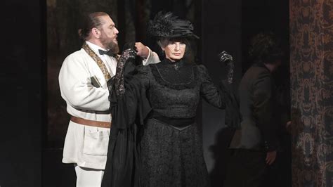 Romantická scéna medzi Esmeraldou a Juanom</strong> Pabla, pripomínajúca ich prvý spoločný moment