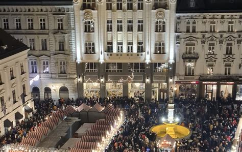 Vianočné dekorácie na námestí v Skalici