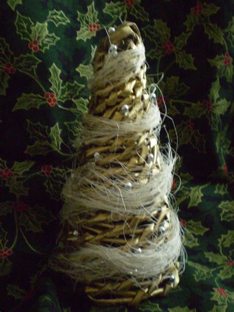 Špirálovito pletený papierový vianočný stromček s ozdobeným vrchom