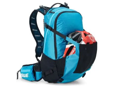 Športový batoh s rôznymi priehradkami a možnosťou pre pitný vak.