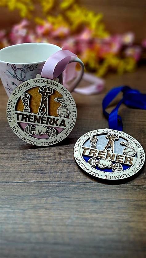 Drevená medaila s gravírovaným menom a športovým symbolom.