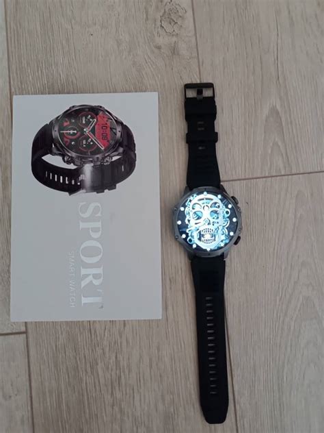 Športové inteligentné hodinky s dotykovým displejom a rôznymi športovými režimami.