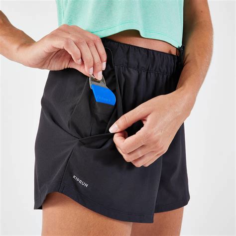 Sada rôzneho športového oblečenia: bežecké šortky, tričko a čiapka.