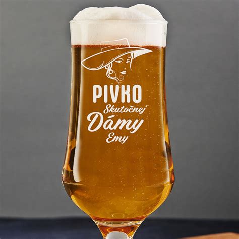 koláž rôznych personalizovaných darčekov: gravírovaný pohár na pivo, kožená peňaženka a tričko s nápisom