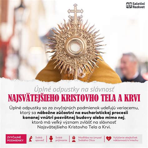 Detailný záber monštrancie s Najsvätejšou sviatosťou počas eucharistickej procesie.