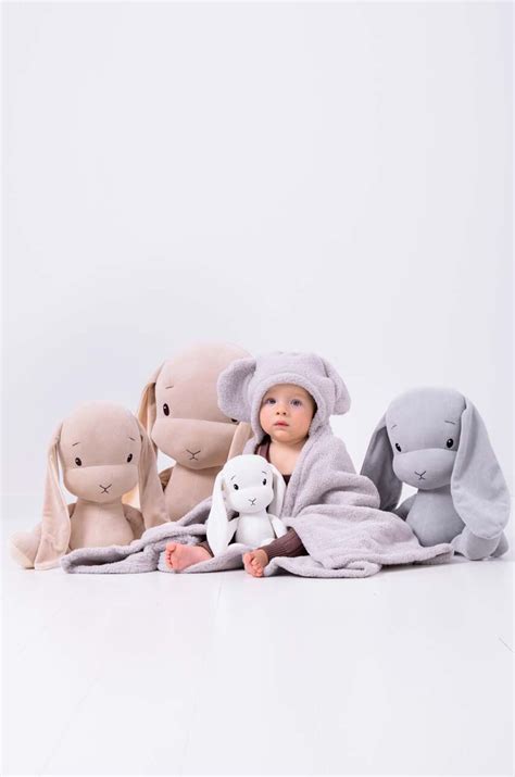 Ilustračná fotografia bieleho krstového oblečenia pre bábätko.