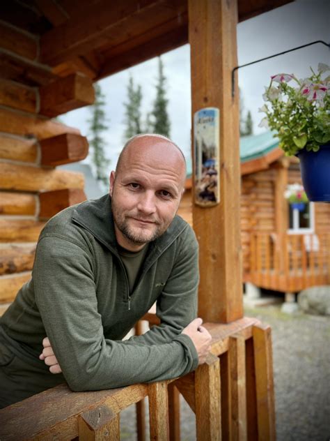 Ilustračná fotografia muža s pokojným a sebavedomým výrazom
