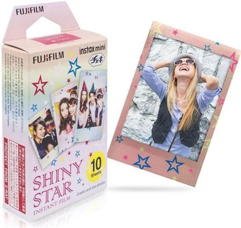 Polaroidový fotoaparát a vytlačené fotografie.