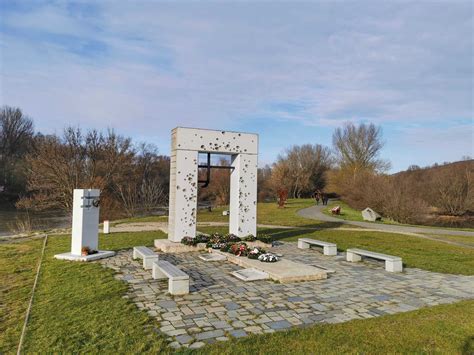 štátna hranica s Rakúskom a pamätník Brána slobody na Devíne