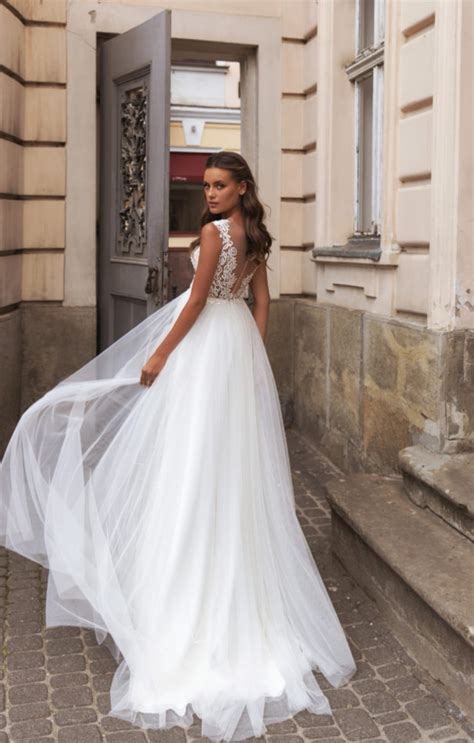 ukážka spoločenských šiat z ZOYA Wedding Center