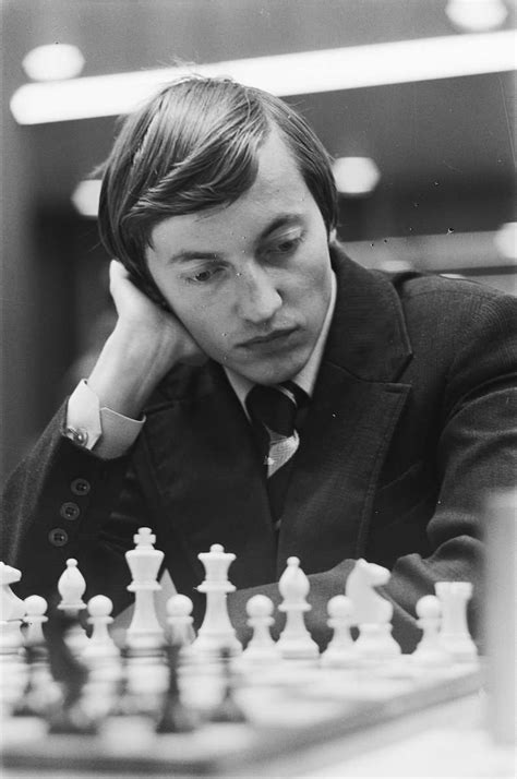 Anatolij Karpov odovzdáva ceny