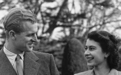 Portrét kráľovnej Alžbety II. a princa Philipa pri príležitosti 70. výročia ich svadby na zámku Windsor