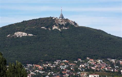 členovia FS Zobor v krojoch počas vystúpenia
