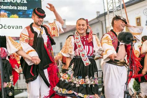 krojovaná speváčka z FS Očovan