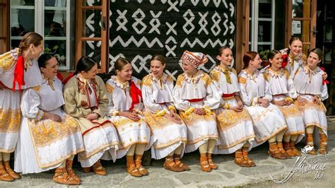 členovia FS Stavbár v rôznych krojoch