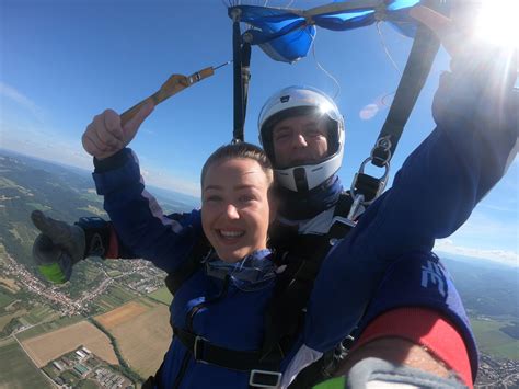 Ilustračná fotografia tandemového zoskoku padákom