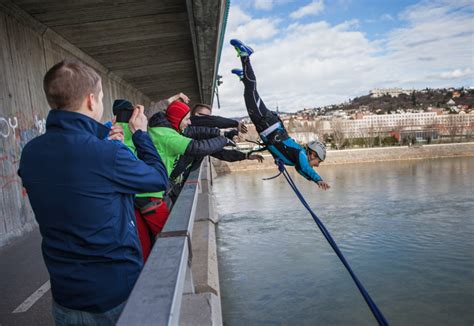 Osoba vykonávajúca bungee jumping z mosta