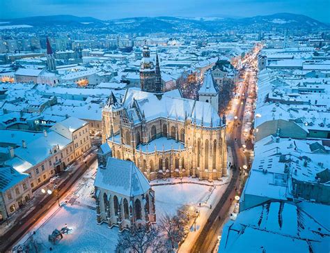 Tematické foto: vianočný trh s hradom v pozadí