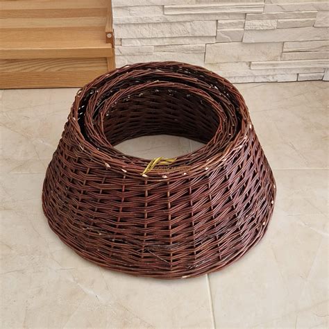 Detailný pohľad na mechanizmus vianočného stojana s pedálom, ukazujúci jeho jednoduché použitie