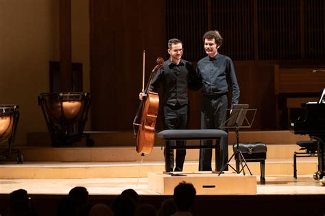 Foto Ján Bogdan s violončelom v kostole