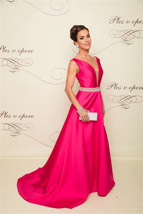 Lucia Hurajová v elegantných plesových šatách