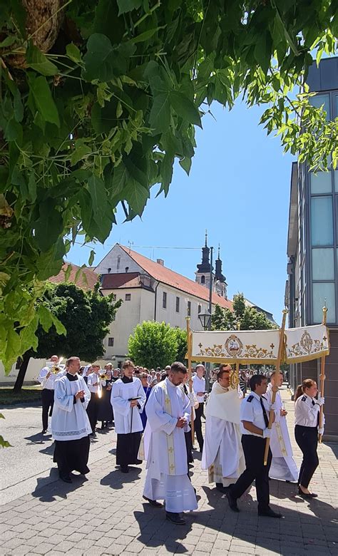 Fotografia kvetinovej výzdoby a oltára počas procesie v uliciach mesta
