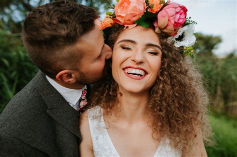 fotograf zachytávajúci netradičný svadobný moment