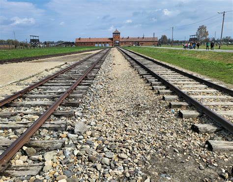 Súhrnná infografika štruktúry a rozsahu koncentračného tábora Auschwitz-Birkenau s vyznačením jednotlivých častí a ich účelu