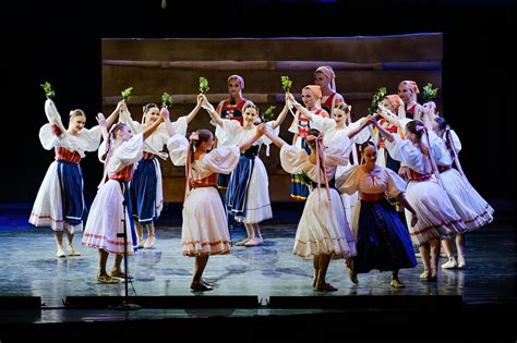 Fotografia z výstavy rómskej kultúry: tradičné oblečenie, hudobné nástroje, fotografie.