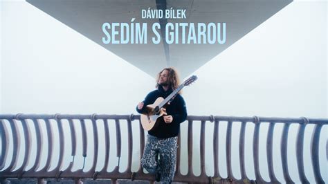 Ilustračná fotografia Maťa Ďurindu s gitarou na pódiu