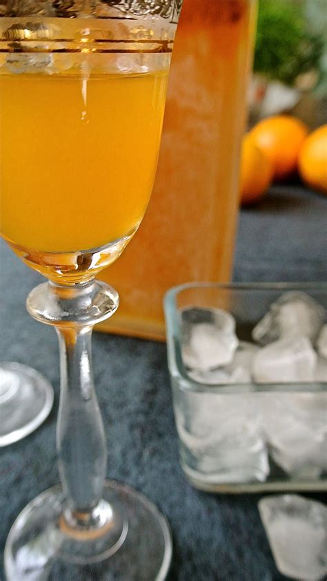 Zátišie s vianočnými drinkami, domácim likérom a sviatočnými dekoráciami v teplých tónoch