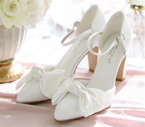 ilustračná fotografia interiéru svadobného salónu so svadobnými šatami