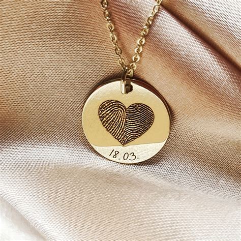 elegantný zlatý prívesok v tvare srdca s gravírovaním