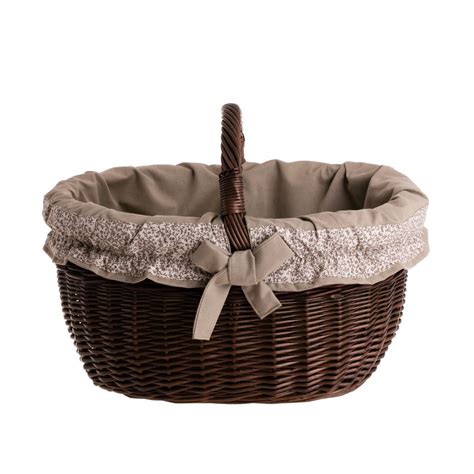 veľký prútený darčekový kôš plný detských potrieb a hračiek