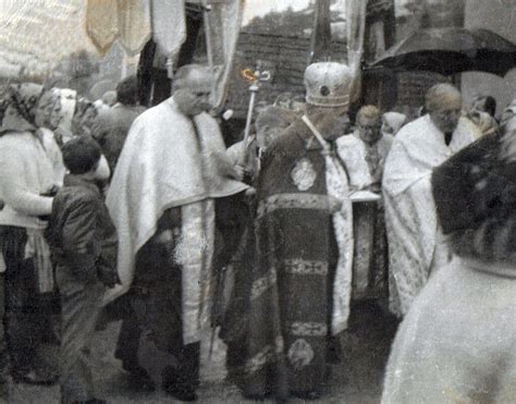 Fotografia z odpustovej slávnosti s pútnikmi.