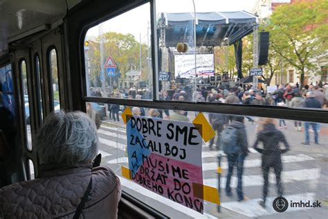 Chrám zdobený zelenými vetvičkami počas sviatku Turíc