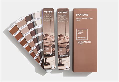 Schéma kombinácie farby Mocha Mousse s doplnkovými materiálmi, ako je drevo, kov a textil.