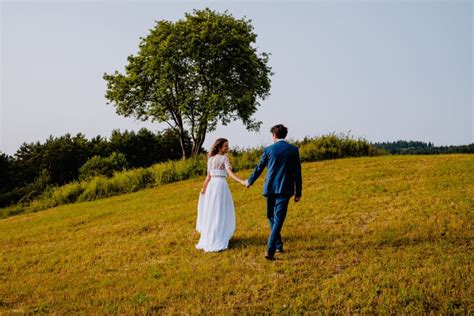 Fotografia šťastného páru v svadobný deň