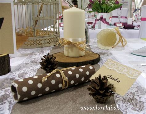 Svadobná výzdoba v prírodnom štýle s drevenými prvkami