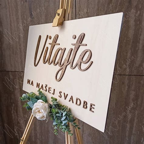 Drevená paleta využitá ako svadobná tabuľa s programom dňa