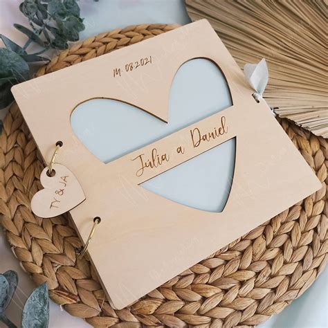 Drevený svadobný fotoalbum s gravírovanými iniciálmi