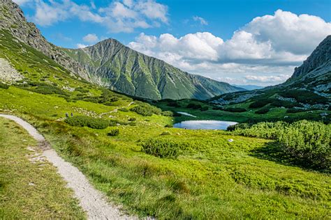 Záber na exteriér hotela Bystrá v obklopení horskej prírody Nízkych Tatier